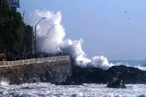 Emiten aviso de marejadas para casi toda la costa chilena