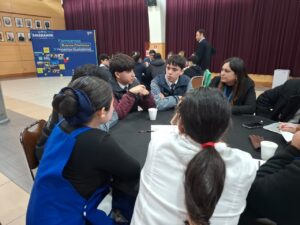 Estudiantes en mesas de trabajo