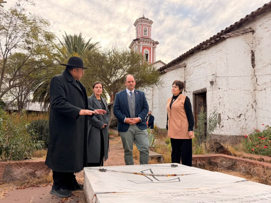 Seremi Nicolás Cerda y alcaldesa visitan iglesia